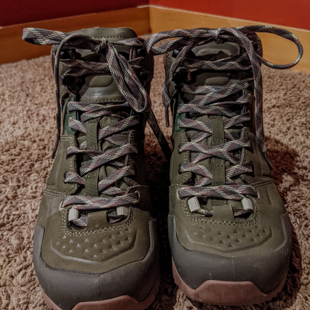 like new Vasque WP hiking boots